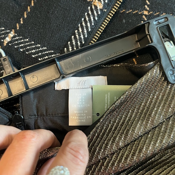 Skirt in shimmering metallic bronze with a glittery, stiff waistband. Size 6 - Picture 2 of 4